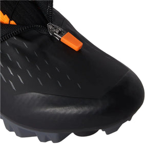 Dettaglio della punta della scarpa da ciclismo DMT WKM1, con zip impermeabile arancione, tomaia resistente e grip ideale per fuoristrada.