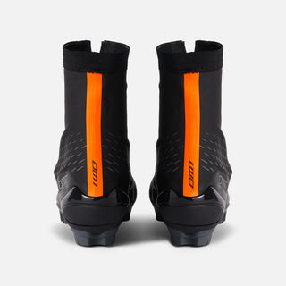 Retro delle scarpe invernali da ciclismo DMT WKM1 con fascia riflettente arancione ad alta visibilità e suola con battistrada per terreni misti.