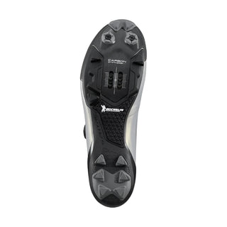 Suola scarpa Shimano S-Phyre XC902 argento vista dal basso, suola in carbonio Michelin con doppio attacco SPD e design antiscivolo per mountain bike e cross country.