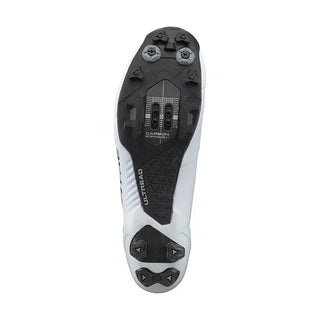 Suola in carbonio della scarpa Shimano S-Phyre SH-XC903 MTB con sistema ULTREAD e tacchetti per massima aderenza.