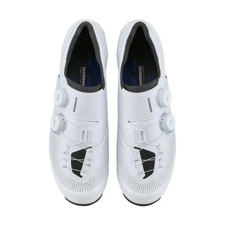 Scarpe da MTB Shimano S-Phyre SH-XC903 bianche vista dall’alto, doppio BOA e tomaia traforata per ventilazione ottimale.