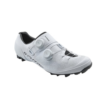 Scarpa MTB Shimano S-Phyre SH-XC903 bianca angolata frontalmente con doppio BOA e tomaia microforata.