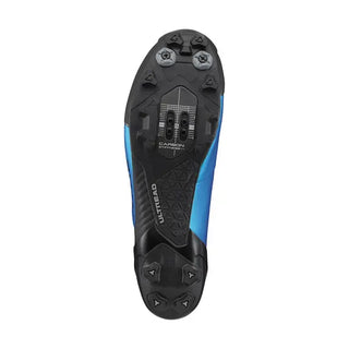 Suola in carbonio Shimano XC903 blu con inserti tassellati e agganci SPD, progettata per mountain bike e ciclocross.