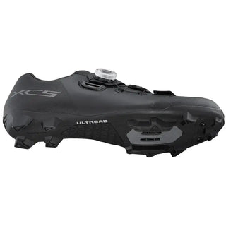 Scarpa Shimano XC502 vista laterale inferiore con suola Ultread, sistema BOA e struttura rigida per trasmissione ottimale della potenza.