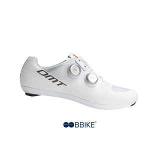 Vista laterale destra scarpa da ciclismo su strada DMT KR0 EVO bianca e argento, chiusure BOA in alluminio e tomaia tecnica seamless.