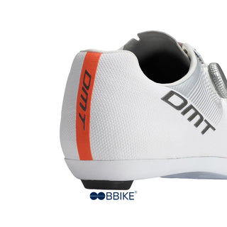 Vista dettagliata del tallone scarpa da ciclismo DMT KR0 EVO bianca e argento, con striscia arancione e logo DMT su fondo antiscivolo.