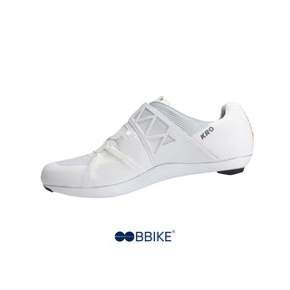 Scarpa da ciclismo su strada DMT KR0 EVO bianca e argento vista laterale sinistra, tomaia in knit traspirante e rinforzi leggeri per alte prestazioni.