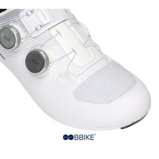 Dettaglio punta rinforzata della scarpa da bici su strada DMT KR0 EVO bianca e argento, con chiusura BOA e tessuto tecnico traspirante.