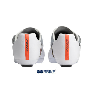 Scarpe da ciclismo su strada DMT KR0 EVO bianche e argento viste da dietro, con doppio rinforzo al tallone e dettagli grafici racing.