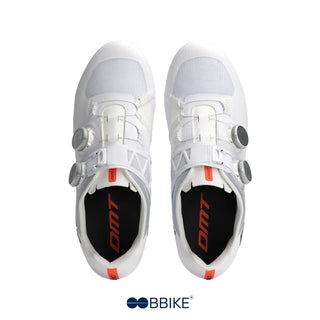 Vista dall’alto delle scarpe da ciclismo su strada DMT KR0 EVO bianco argento, con doppia chiusura BOA, linguetta ergonomica e tomaia in knit traspirante per massimo comfort e performance.
