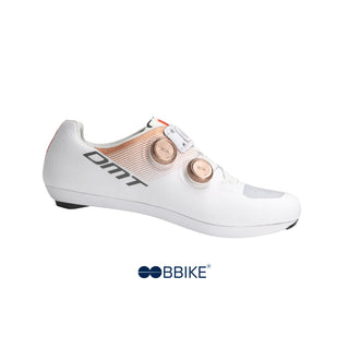 Scarpe da ciclismo su strada DMT KR0 EVO bianche, chiusura BOA in rame e tomaia traspirante, vista laterale destra per ciclisti esigenti.
