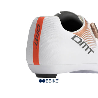 Scarpa ciclismo DMT KR0 EVO bianca vista posteriore con striscia arancione e logo DMT, design aerodinamico ideale per gare su strada.