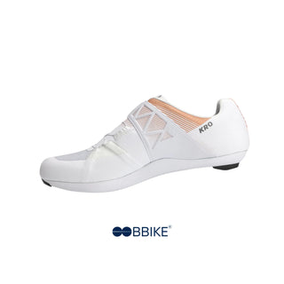 Vista laterale sinistra delle scarpe ciclismo DMT KR0 EVO bianche con fascia elastica di supporto e design ergonomico per alte prestazioni.