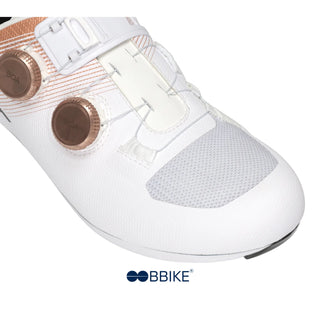 Dettaglio punta rinforzata delle scarpe da bici DMT KR0 EVO bianco, zona mesh traspirante per massimo comfort durante le lunghe pedalate.
