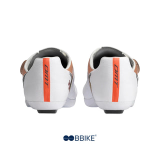 Retro delle scarpe da ciclismo su strada DMT KR0 EVO bianche con doppio tallone arrotondato e striscia arancione ad alta visibilità.