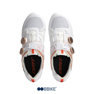Vista dall’alto delle scarpe ciclismo su strada DMT KR0 EVO bianco con doppia chiusura BOA e tomaia in knit traspirante e leggera.
