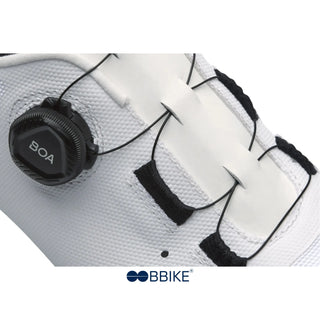 Primo piano del sistema BOA Fit sulle scarpe da ciclismo DMT KR4, con rotore micrometrico e cavi ad alta resistenza per una chiusura uniforme e senza punti di pressione.
