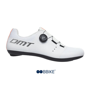 Vista laterale destra delle scarpe da ciclismo su strada DMT KR4 bianche, con tomaia in mesh tecnico e sistema BOA Fit per una calzata regolabile, leggera e performante.