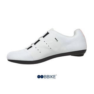 Profilo laterale sinistro delle scarpe da ciclismo DMT KR4 bianche, con struttura aerodinamica e tomaia in materiale microforato, progettate per prestazioni elevate su strada.