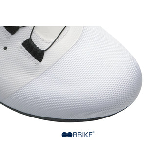 Dettaglio della punta rinforzata delle scarpe da ciclismo su strada DMT KR4 in colore bianco, con finitura testurizzata per una maggiore durata e protezione contro urti frontali.