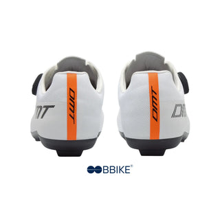 Vista posteriore delle scarpe da ciclismo su strada DMT KR4 bianche, con tallone sagomato, striscia arancione ad alta visibilità e logo DMT, pensate per comfort e stabilità.