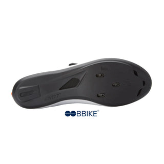 Suola in nylon rinforzato con inserti in gomma delle scarpe da ciclismo DMT KR4, compatibile con attacchi a 3 viti, studiata per una trasmissione di potenza ottimale su asfalto.