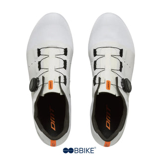 Vista dall’alto delle scarpe da ciclismo su strada DMT KR4 bianche, con BOA Fit System e lacci in microfilo, progettate per offrire una calzata precisa, leggera e performante.