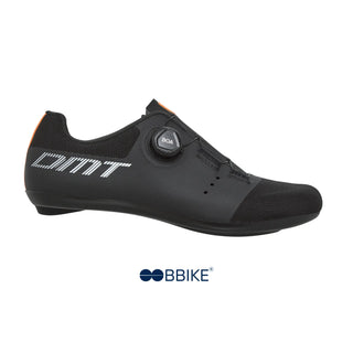 Profilo laterale destro delle scarpe da ciclismo su strada DMT KR4 in colore nero, dotate di sistema BOA Fit e tomaia traspirante per performance elevate e calzata personalizzata.