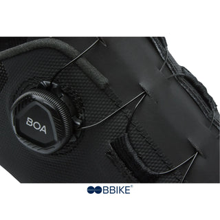 Primo piano del sistema BOA Fit sulle scarpe DMT KR4 nere, con rotella micrometrica e cavi in acciaio rivestito per una chiusura rapida, sicura e uniforme.