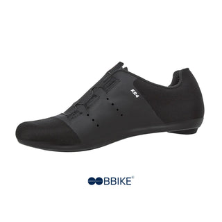 Profilo laterale sinistro delle scarpe da ciclismo su strada DMT KR4 nero, con scritta KR4 visibile, tomaia seamless e ventilazione strategica per lunghe percorrenze su asfalto.