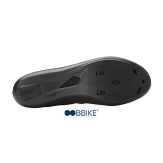 Suola in nylon rinforzato delle scarpe da ciclismo DMT KR4 nere, compatibile con attacchi a 3 viti, ottimizzata per garantire rigidità e trasferimento di potenza durante la pedalata.