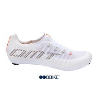 Lato destro delle scarpe da ciclismo DMT Pogi's bianche, con scritta POGI'S, struttura in maglia 3D e supporto laterale per maggiore potenza.