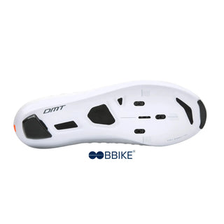 Suola in carbonio delle scarpe da ciclismo DMT Pogi's bianche, progettata per l’alta performance con fori di ventilazione e compatibilità con attacchi Look.