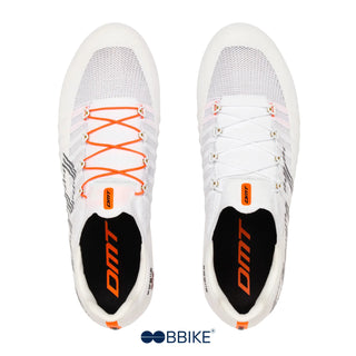 Vista dall’alto delle scarpe da ciclismo DMT Pogi's bianche, con allacciatura simmetrica e linguetta arancione per un look racing puro.