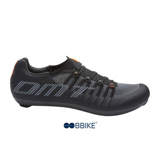Lato destro scarpa ciclismo DMT Pogi’s nera e grigia, con grafica a righe e tomaia in knit 3D mesh integrata per prestazioni top su strada e comfort totale.