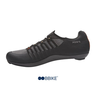 Lato sinistro scarpa ciclismo DMT Pogi’s in nero e grigio con scritta POGI'S sul tallone, design ultraleggero in mesh traspirante e nylon tecnico per gare su strada.