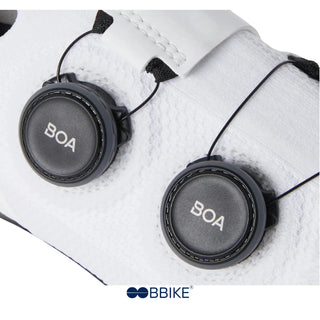 Dettaglio sistema di chiusura BOA Fit su scarpa ciclismo DMT SH10 bianca, per microregolazione di precisione e tenuta sicura durante la pedalata.