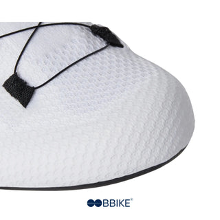 Dettaglio punta rinforzata della scarpa ciclismo DMT SH10 bianca, con tomaia in knit traspirante e struttura sintetica per performance e protezione.
