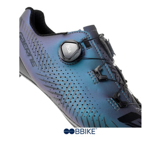 Dettaglio sistema Boa Fit su scarpa ciclismo Gaerne Carbon Tuono, colore iridescente e design ad alta tecnologia