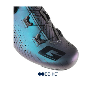 Dettaglio punta rinforzata scarpa ciclismo Gaerne Carbon Tuono iridescente, chiusura Boa e tomaia traforata ad alte prestazioni
