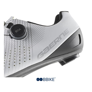 Dettaglio del tacco scarpa ciclismo Gaerne Fuga bianca con inserto riflettente e base in gomma antiscivolo.