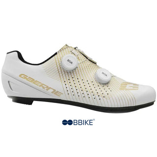Scarpa ciclismo Gaerne Fuga bianca e oro vista laterale destra, con doppio rotore BOA Fit System per una regolazione micrometrica, tomaia ventilata e design aerodinamico Made in Italy – scarpa da corsa su strada performante per ciclisti esigenti.