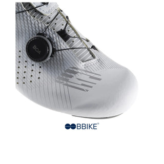 Punta rinforzata della scarpa Gaerne Fuga bianca da ciclismo, con logo stilizzato e protezione extra contro impatti frontali.