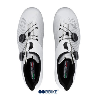 Vista dall’alto delle scarpe da ciclismo Gaerne Fuga bianche, con doppia chiusura BOA e scritta “Made in Italy” sulla soletta.