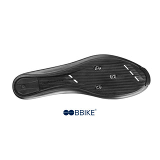 Vista dettagliata della suola in carbonio della scarpa da ciclismo su strada Gaerne Record Nero, con attacchi a tre fori compatibili con pedali Look e SPD-SL, design aerodinamico e struttura leggera per massima efficienza nella pedalata.