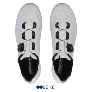Vista dall’alto delle scarpe ciclismo Gaerne Sprint bianche con sistema BOA Fit e struttura ergonomica per adattarsi perfettamente al piede del ciclista.