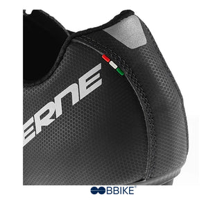 Vista del tallone scarpa ciclismo Gaerne Sprint nero con bandiera italiana e rinforzo posteriore riflettente