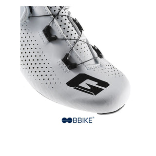 Scarpa da ciclismo Gaerne Tuono bianca vista sulla punta rinforzata con chiusura BOA e microfori per la massima traspirabilità, scarpa performante per ciclisti su strada – modello uomo made in Italy.