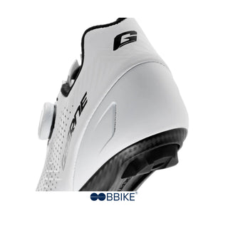 Dettaglio del tallone della scarpa da ciclismo Gaerne Tuono bianca con finitura aerodinamica, rinforzo posteriore e logo G riflettente, ideale per migliorare stabilità e comfort durante la pedalata.