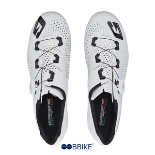 Vista dall’alto delle scarpe da ciclismo su strada Gaerne Tuono bianco con doppia chiusura BOA, ventilazione avanzata e design ergonomico per ciclisti esigenti.